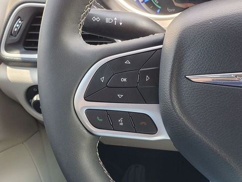 Used 2024 Chrysler Pacifica Limited FWD image 13