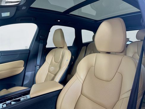 Used 2023 Volvo XC60 B5 Ultimate w/ Climate Package image 8