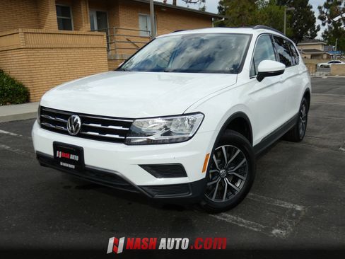 Used 2020 Volkswagen Tiguan SE w/ Panoramic Sunroof Package FWD image 4
