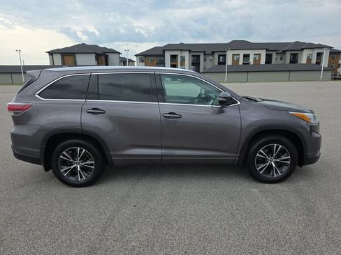 Used 2016 Toyota Highlander XLE AWD/4WD image 14