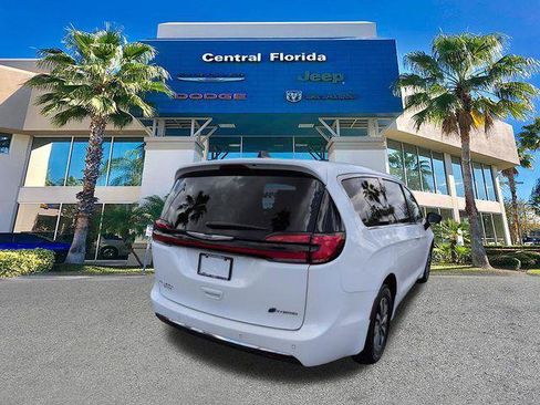 Certified 2024 Chrysler Pacifica Limited FWD image 4