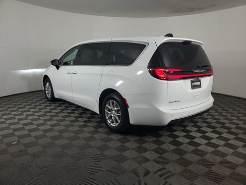 New 2026 Chrysler Pacifica Select image 6