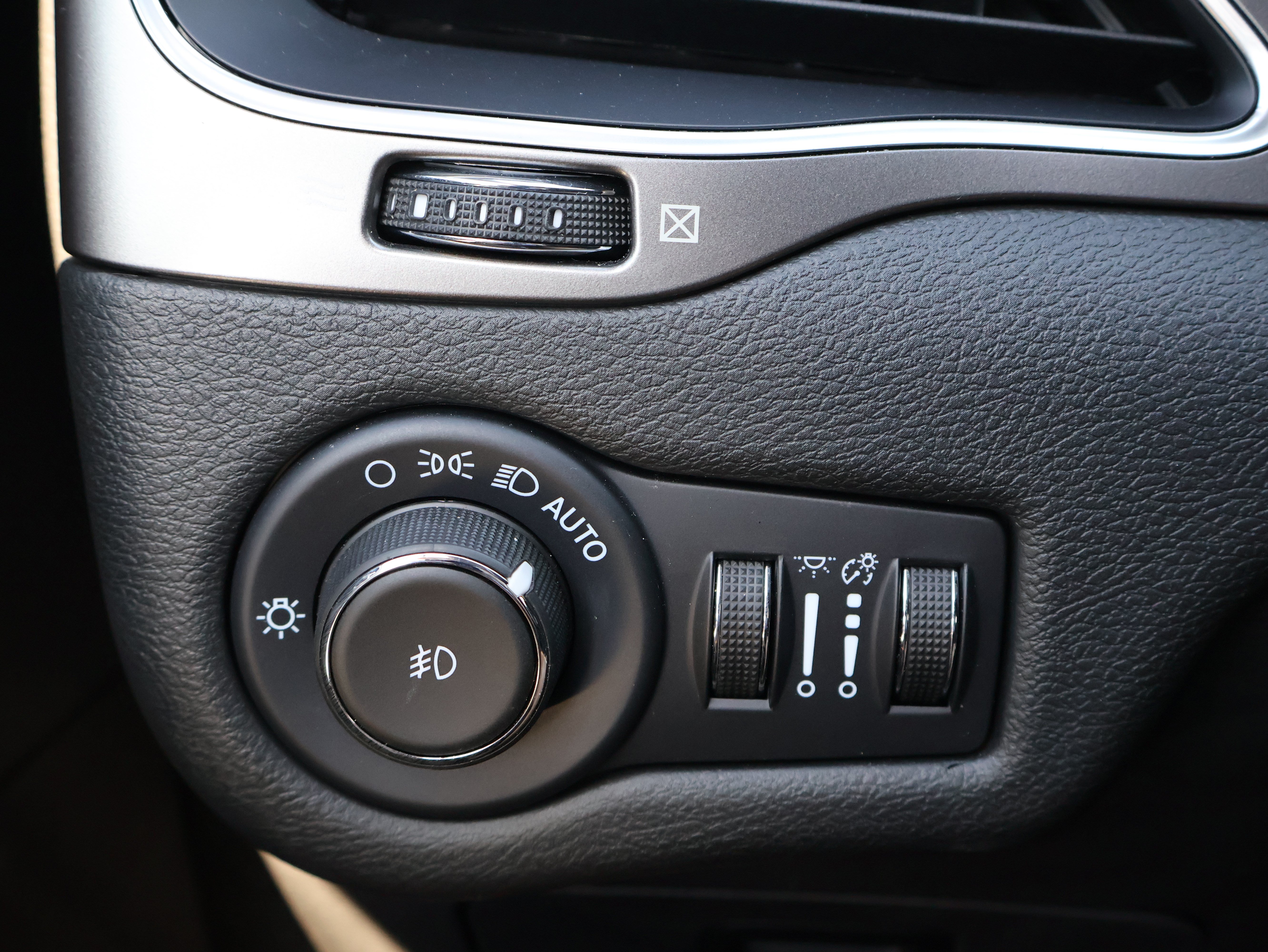 Used 2022 Jeep Cherokee Latitude Lux AWD/4WD image 27
