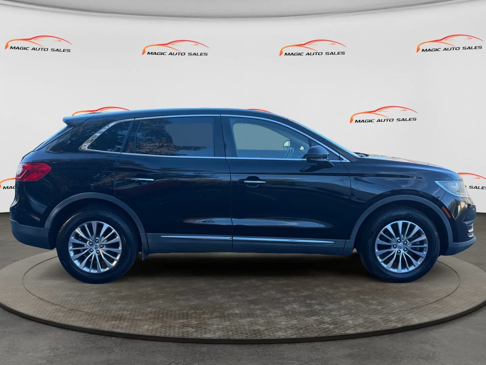 Used 2017 Lincoln MKX Select w/ Select Plus Package AWD/4WD image 6