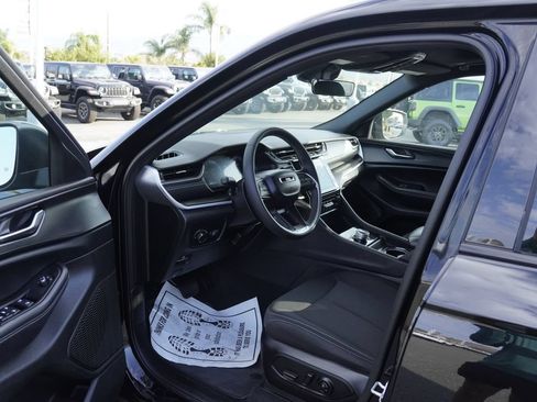 Used 2025 Jeep Grand Cherokee L Laredo AWD/4WD image 27