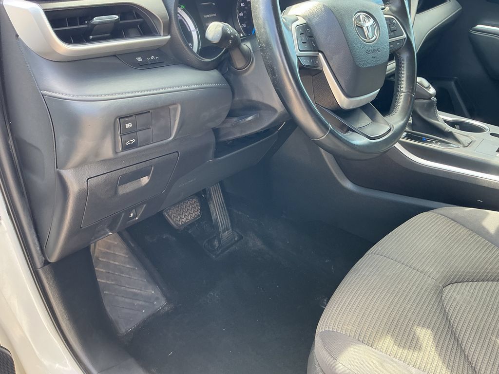 Used 2022 Toyota Highlander LE AWD/4WD image 23