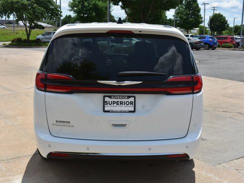 Used 2024 Chrysler Pacifica Touring-L FWD image 6