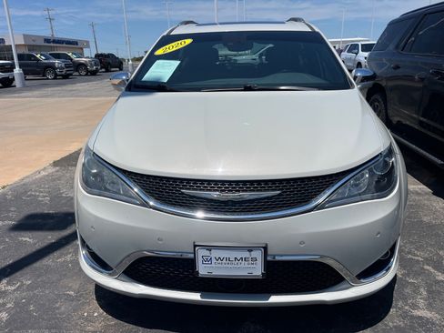 Used 2020 Chrysler Pacifica Limited FWD image 2