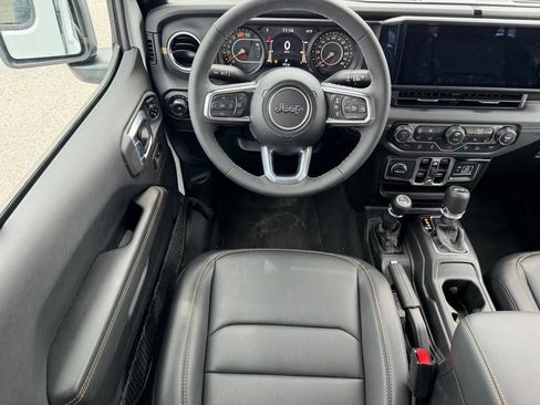 Used 2026 Jeep Wrangler Unlimited Sahara AWD/4WD image 9