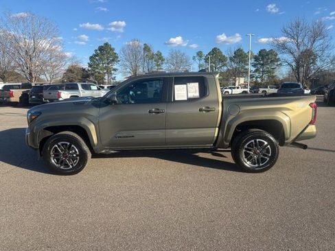 Used 2025 Toyota Tacoma TRD Sport image 2