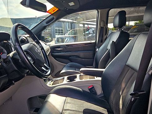 Used 2020 Dodge Grand Caravan SXT FWD image 6