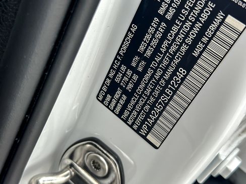 Certified 2025 Porsche Macan image 28