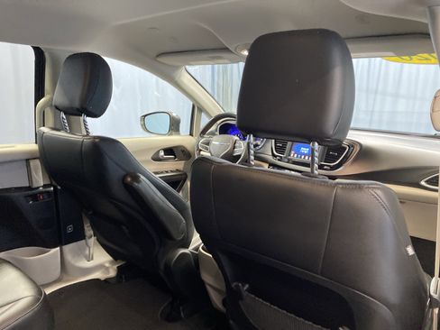 Certified 2020 Chrysler Pacifica Touring-L image 42