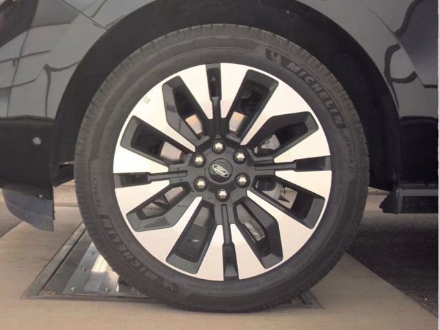 Used 2025 Ford Expedition Platinum w/ Driver's Package AWD/4WD image 19