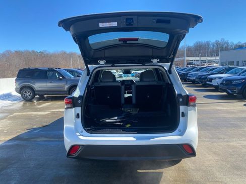 Used 2021 Toyota Highlander XLE image 17