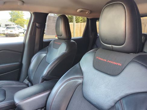 Used 2017 Jeep Cherokee Trailhawk w/ Comfort/Convenience Group image 6