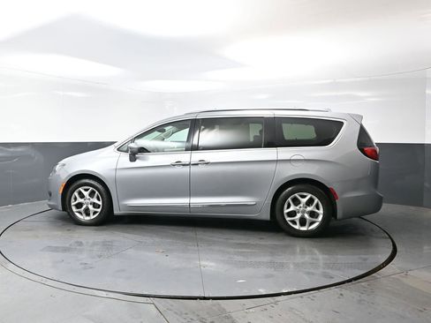 Used 2018 Chrysler Pacifica Touring-L w/ Tire & Wheel Group image 9