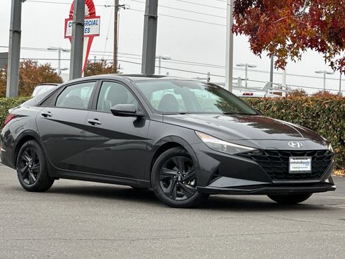 Used 2023 Hyundai Elantra SEL image 2