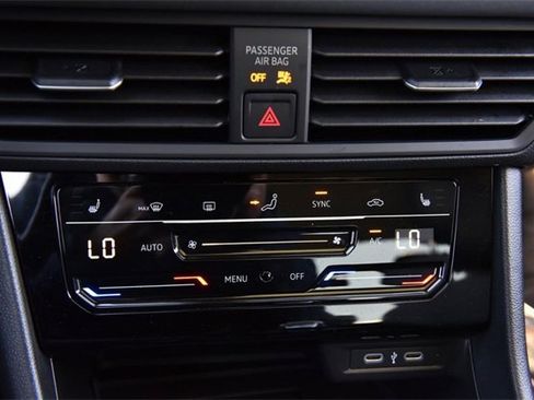 Used 2025 Volkswagen Jetta SE w/ Sunroof Package image 15