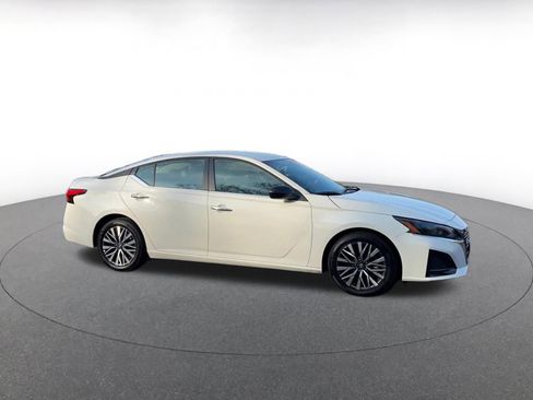 Used 2025 Nissan Altima 2.5 SV image 2