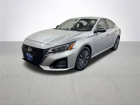 Used 2024 Nissan Altima 2.5 SV image 2