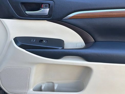 Used 2018 Toyota Highlander Limited FWD image 28