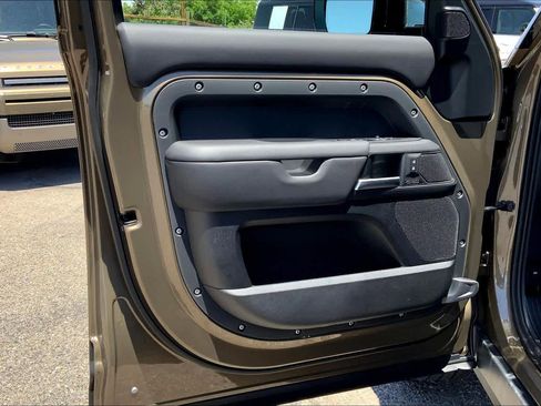 New 2025 Land Rover Defender 110 X-Dynamic SE image 10