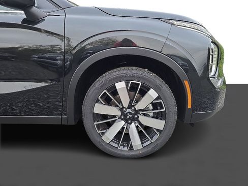 New 2025 Mitsubishi Outlander SE image 2