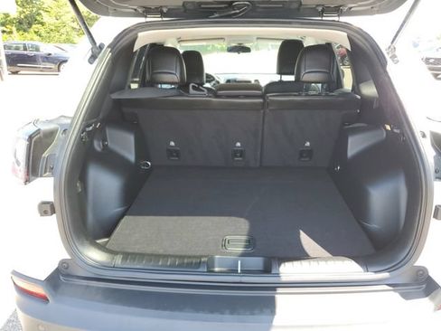 Used 2020 Jeep Cherokee Latitude Plus w/ Cold Weather Group AWD/4WD image 9