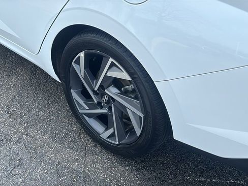 Used 2025 Hyundai Elantra Limited image 9