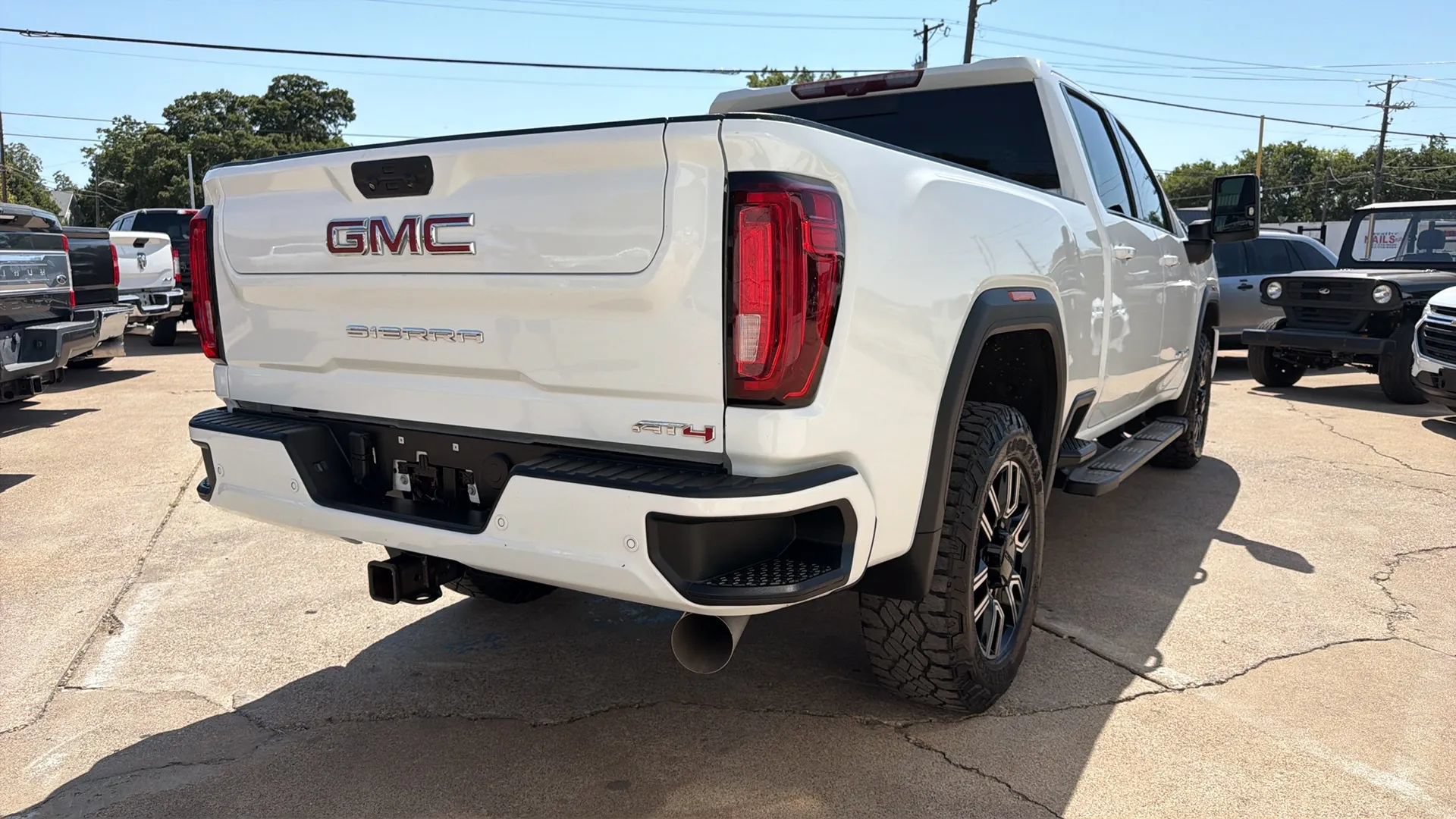 Used 2020 GMC Sierra 2500 AT4 w/ Technology Package AWD/4WD image 3