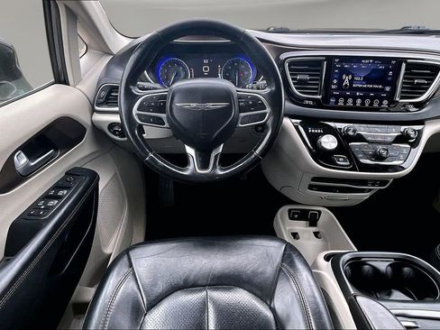 Used 2018 Chrysler Pacifica Touring-L Plus FWD image 9