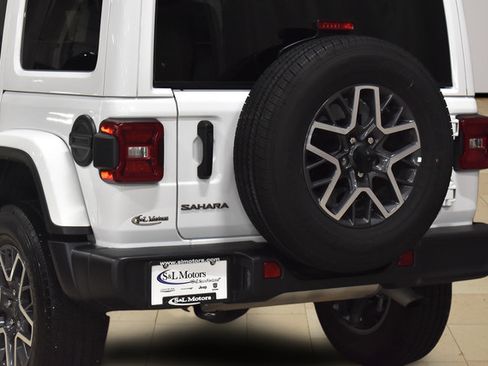 Used 2025 Jeep Wrangler Unlimited Sahara AWD/4WD image 24