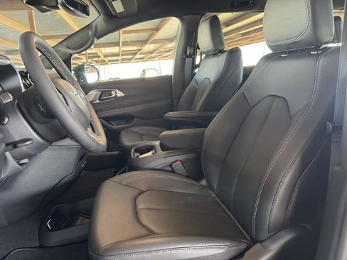New 2026 Chrysler Pacifica Select image 24
