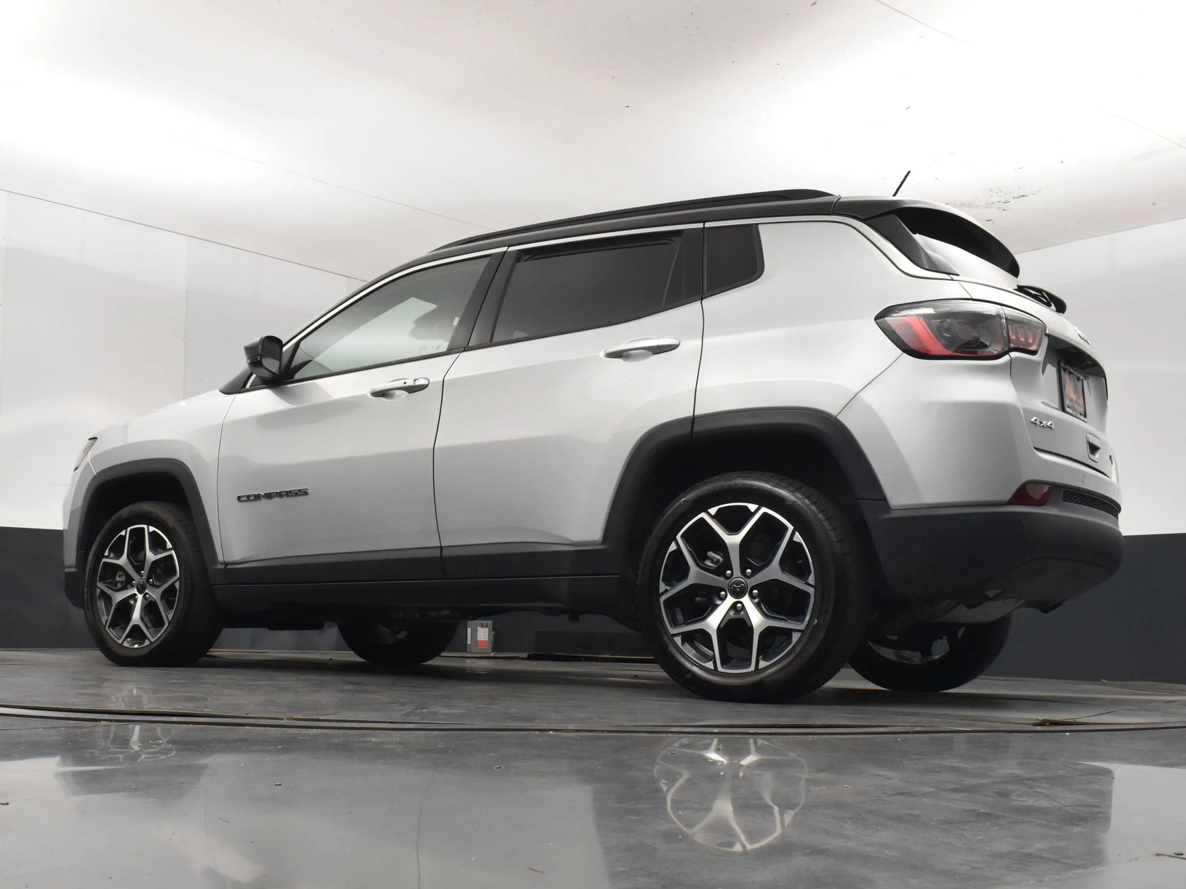 Used 2025 Jeep Compass Limited AWD/4WD image 12