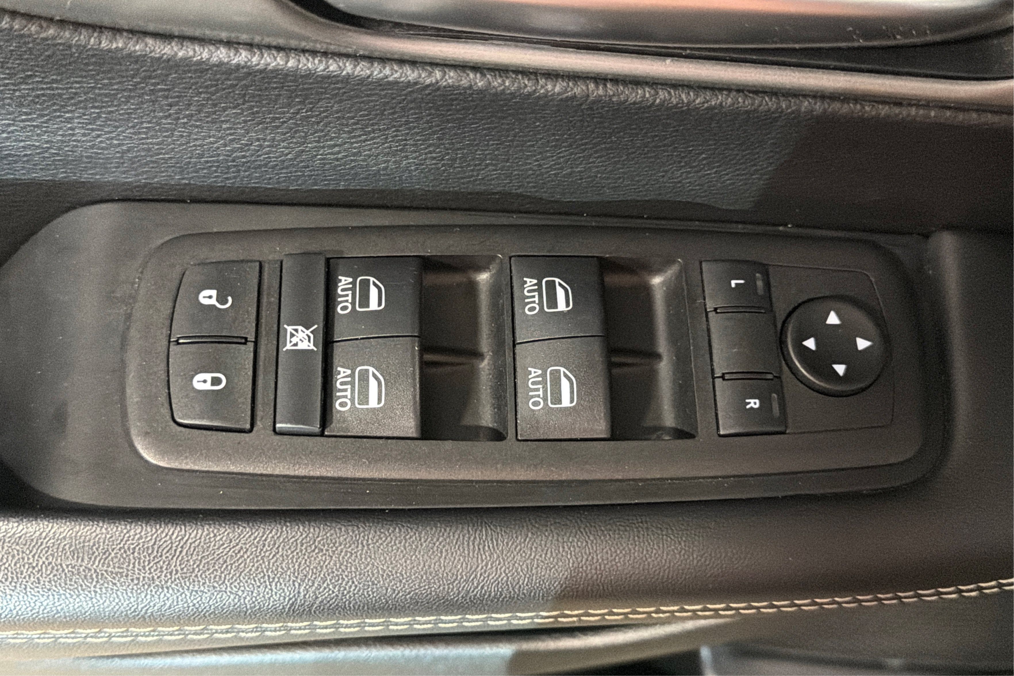 Used 2025 Chrysler Pacifica Select FWD image 16