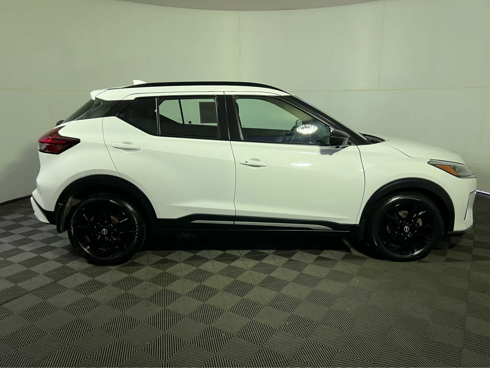 Certified 2024 Nissan Kicks SR FWD image 7