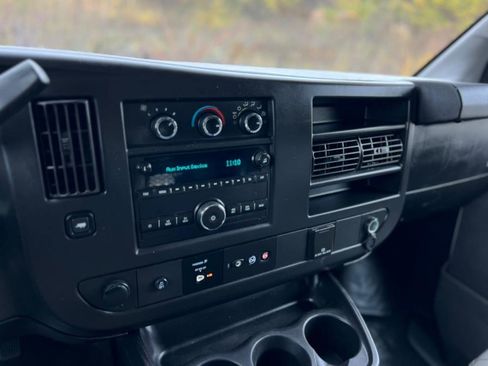 Used 2018 Chevrolet Express 2500 image 15