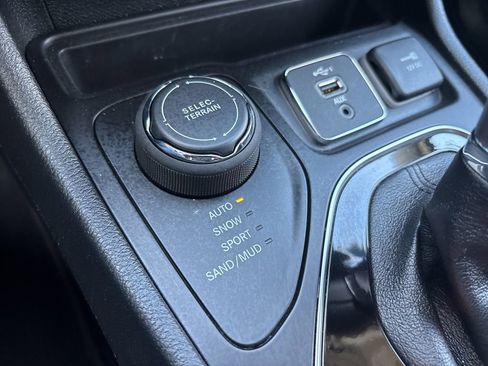 Used 2021 Jeep Cherokee Limited image 30