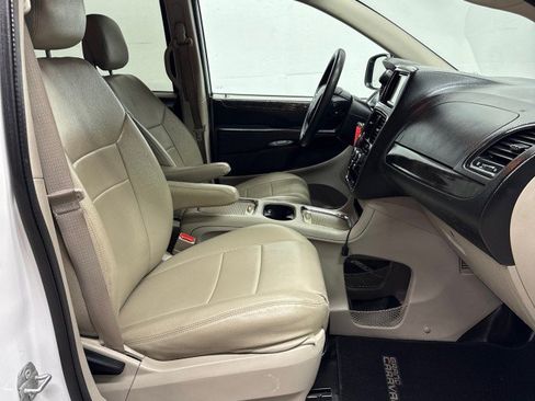 Used 2016 Dodge Grand Caravan SXT FWD image 28
