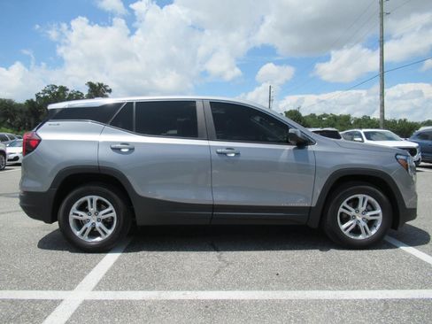 Used 2024 GMC Terrain SLE FWD image 2