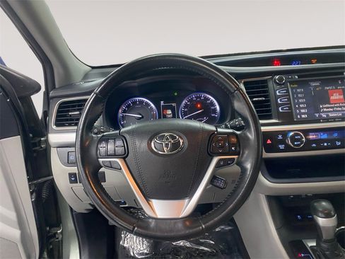 Used 2019 Toyota Highlander XLE image 12