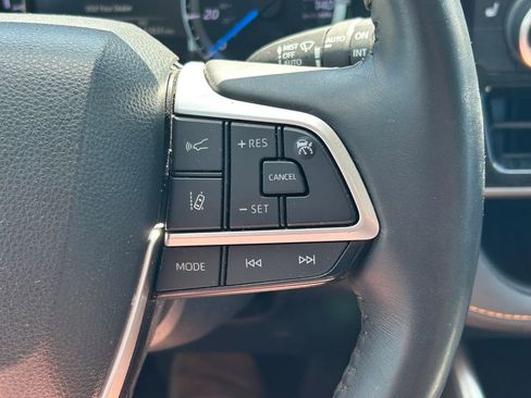 Used 2023 Toyota Highlander Bronze Edition FWD image 43