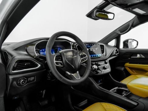 Used 2023 Chrysler Pacifica Pinnacle image 13