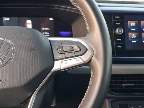 Used 2022 Volkswagen Taos SE w/ Panoramic Sunroof Package FWD image 21