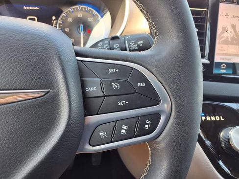 Used 2024 Chrysler Pacifica Touring-L FWD image 17