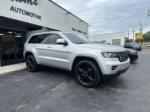 Used 2012 Jeep Grand Cherokee Altitude AWD/4WD image 4