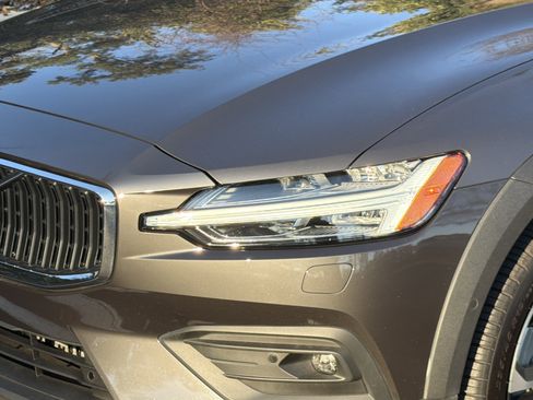 Certified 2025 Volvo V60 B5 Cross Country Plus image 12