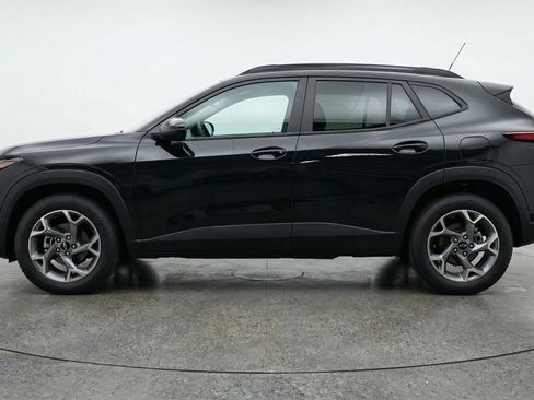 Used 2025 Chevrolet Trax LT FWD image 5