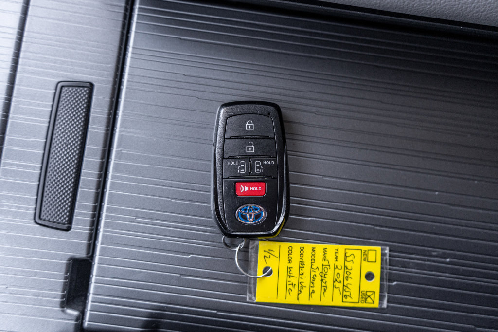 Used 2025 Toyota Sienna LE AWD/4WD image 32